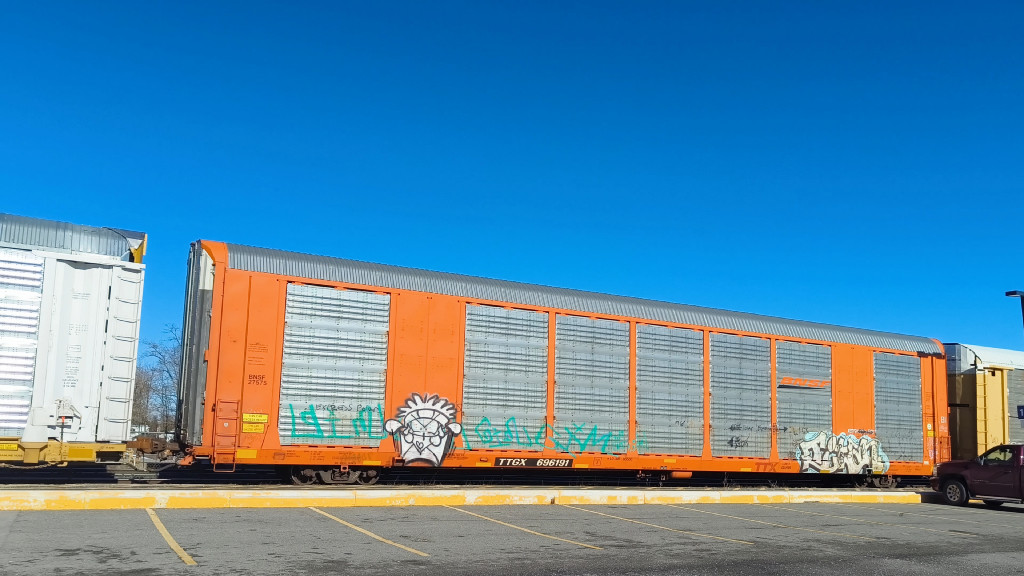 BNSF 27575 (Body) TTGX 696191 (Flat)